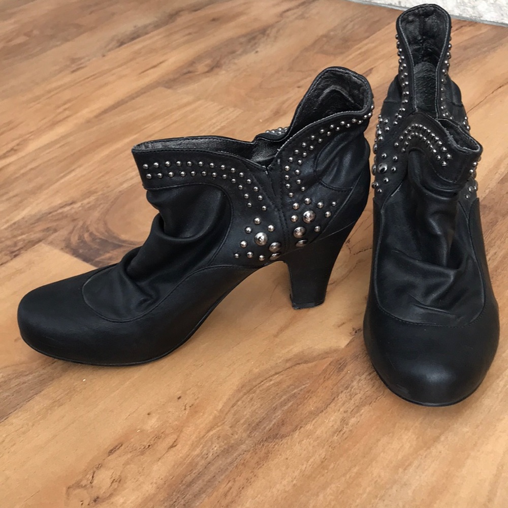 Nomi Ankle Booties